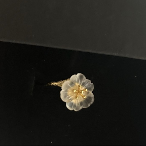 Elegant Gold and Cream Floral Ring - Picture 5 of 5